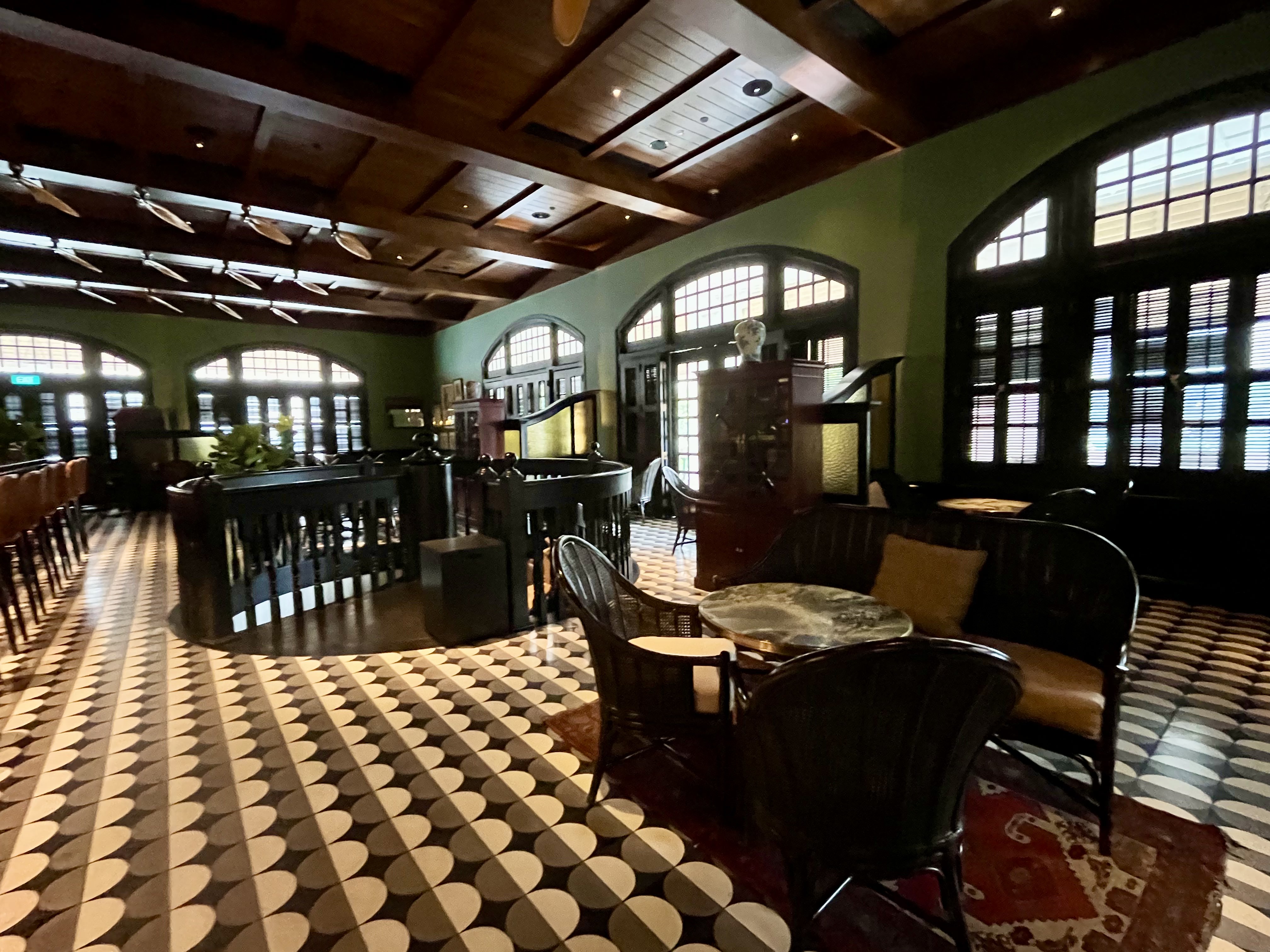 シンガポール・スリング発祥のお店！「ロング・バー」 | スタッフ